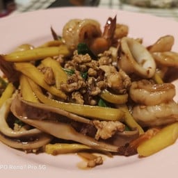 กระเพรารวมมิตรหน่อไม้