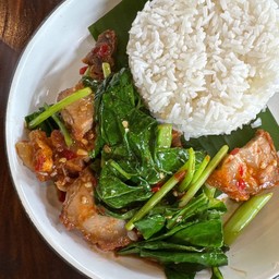 ข้าวคะน้าหมูกรอบ