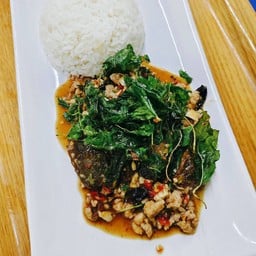 ข้าวกะเพราไข่เยี่ยวม้า