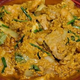 ข้าวราดผัดผงกะหรี่