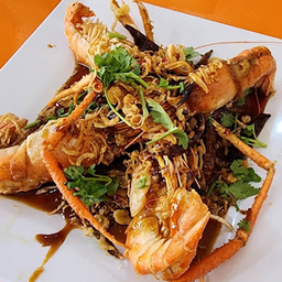 กุ้งแม่น้ำทอดราดซอสมะขาม