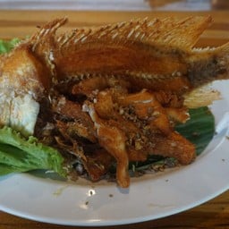 ปลากะพงทอดกระเทียม