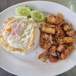 หมูทอดกระเทียมพริกไทยราดข้าว