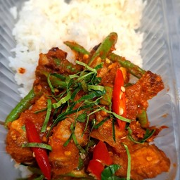 ผัดพริกแกง หมู  ไก่ หมูกรอบ