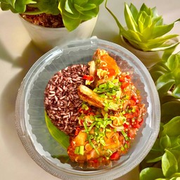 ยำปลากระป๋อง+ ข้าวไรซ์เบอร์รี่