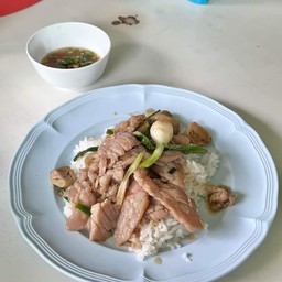 ผัดน้ำมันหอยราดข้าว