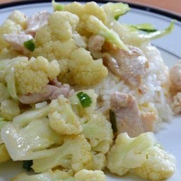 หมูชิ้นผัดดอกกระหร่ำราดข้าว