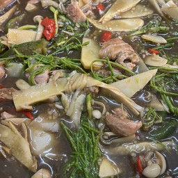 แกงหน่อไม้กระดูกอ่อนหมู
