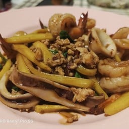 ข้าว+ผัดกระเพรารวมมิตรหน่อไม้