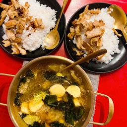 ข้าวหมูทอดกระเทียม + ข้าวหมูทอดกระเทียม + แกงจืดหมูเต้าหู้