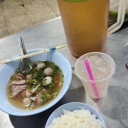 ก๋วยเตี๋ยวลูกชิ้นเนื้อโคลัมเบีย