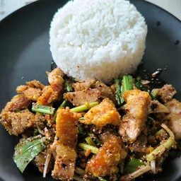 หมูกรอบ ยำแซ่บ