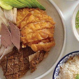 ข้าวมัน 3 สหาย (ต้ม+ทอด+หมูอบ)