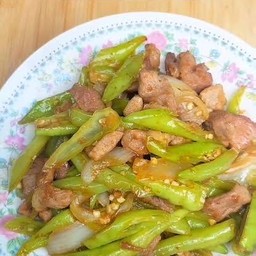 หมูผัดพริกหยวก(กับข้าว)