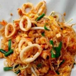 ผัดไทยปลาหมึก