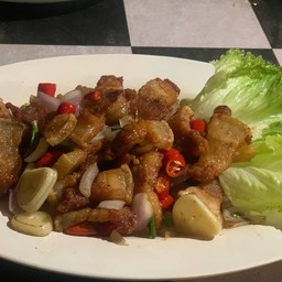 สามชั้นคั่วพริกเกลือ