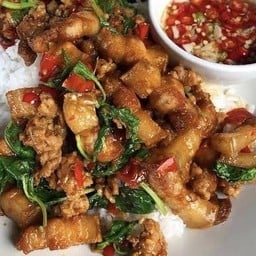 ข้าวกะเพราหมูสามชั้น