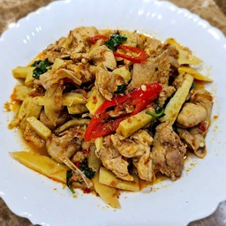 ผัดพริกแกงหน่อไม้