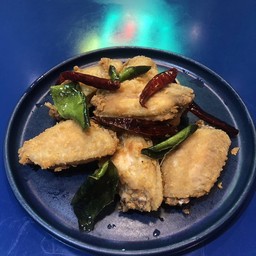 ปีกไก่ทอดน้ำปลาสมุนไพรกรอบ