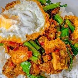 ข้าวเครื่องแกงหมูรสเด็ด ยายเล็ก