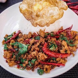 ข้่าวกระเพราพริกแห้ง หมูสับ