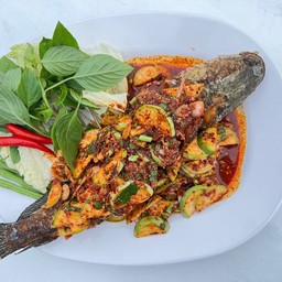 ปลาช่อนพล่าน้ำตก เสิร์ฟทั้งตัว