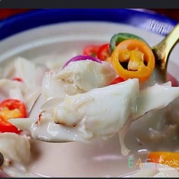 หล่นปู มีผักเคียง  ใส่เนื้อปู