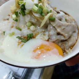 โจ๊กป้าตุ๊ก ( ต้มเลือดหมู,กะเพรา,ไข่ข้น )