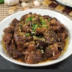 ข้าวเครื่องในไก่กระเทียม