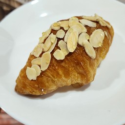 ครัวซองต์อัลมอนด์น้ำผึ้ง