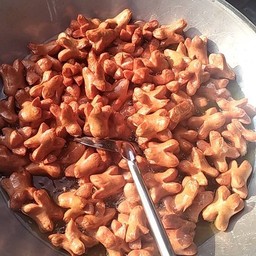 ไส้กรอกแดงทอดในตำนานน้ำจิ้มรสเด็ด