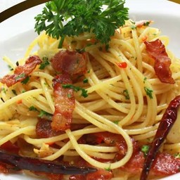 สปาเก๊ตตี้พริกแห้งเบคอน