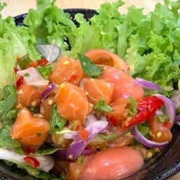 [อร่อยซ่ากับโค้ก] ยำแซลมอน น้ำยำซีฟู๊ด ปริมาณ 120 กรัม +  โค้ก ออริจินัล (กระป๋อง)