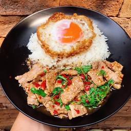 ข้าวกะเพราหมูชิ้น 200g ไข่ดาว