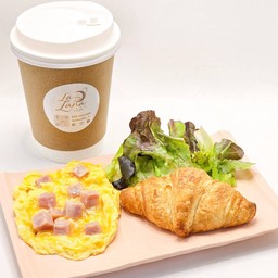 ครัวซองไข่ข้นแฮมและเครื่องดื่ม