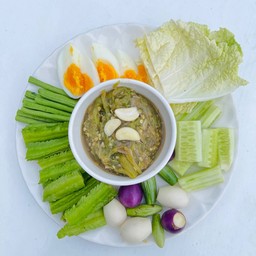 น้ำพริกหนุ่ม พร้อมชุดผัก และแคปหมู
