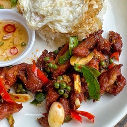 ข้าวผัดเผ็ดหมูแดดไข่ดาว