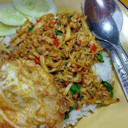 ผัดกระเพราเนื้อสดหน่อไม้ดอง