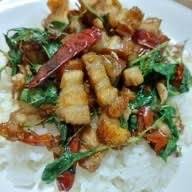 ข้าวกระเพรา พริกแห้ง หมูกรอบ