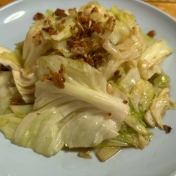 Stir-fried cabbage with fish sauce ผัดกะหล่ำปลีน้ำปลา