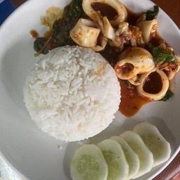 กระเพราปลาหมึก