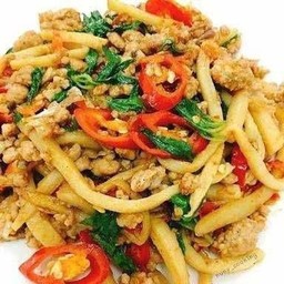 ผัดกระเพราหน่อไม้ราดข้าว