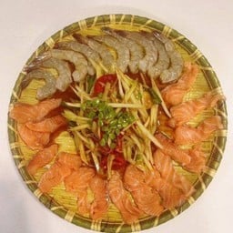 ตำถาดกุ้งสดแซลมอน