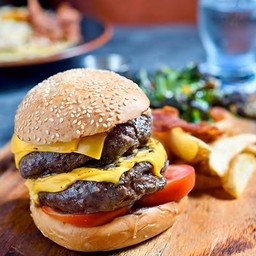 เบอร์เกอร์เนื้อ 2 ชิ้น ชีสฉ่ำๆ 2 ชั้น พร้อมเฟรนฟราย + Coke 1 กระป๋อง