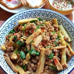 ผัดหน่อไม้ไก่พริกสด(ราดข้าว