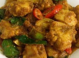 ไก่ผัดพริกแกงใต้ (ราดข้าว)