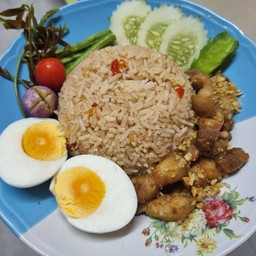 ข้าวผัดน้ำพริก หมูทอดเกลือ ไข่ต้ม ผักเหนาะ