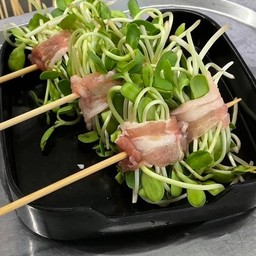 หมูพันต้นอ่อนทานตะวัน