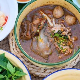 เส้นใหญ่รวมเนื้อ