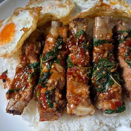 Pork ribs krapao with rice and fried egg ข้าวกระเพราซี่โครงหมูถาดใส่ไข่ดาว 4 ฟอง